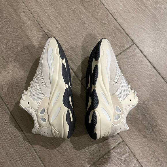 Yeezy 700 v2 Analog - Picture 2 of 5
